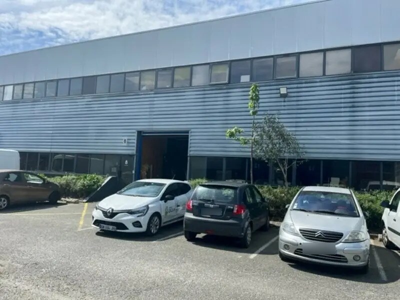 Flex in Cenon for lease Building Photo- Image 1 of 10