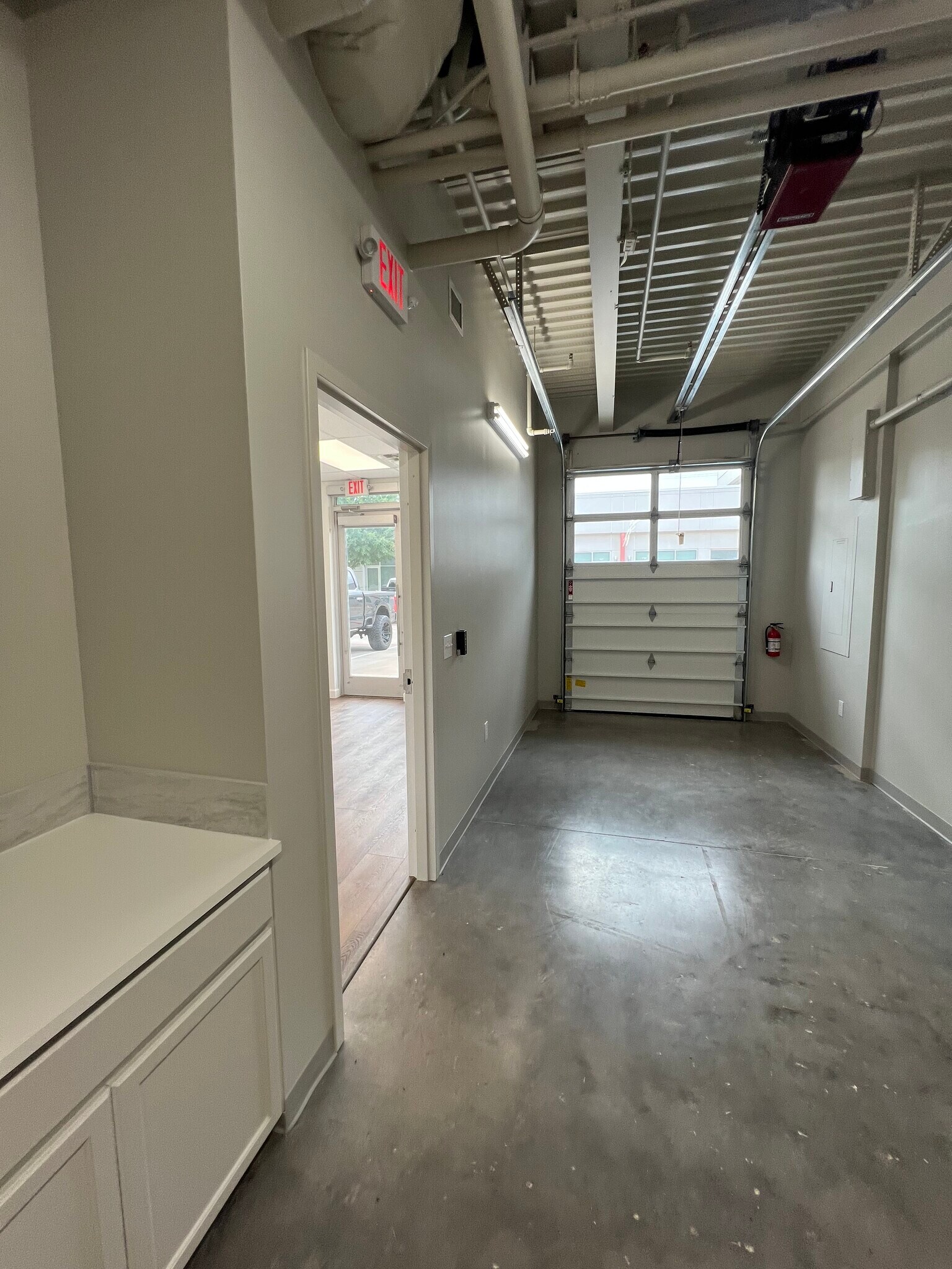 7037 Twin Hills Ave, Dallas, TX for lease Interior Photo- Image 1 of 8