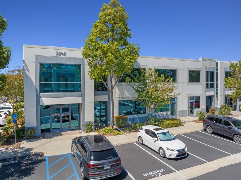 3266 Grey Hawk Ct, Carlsbad, CA à vendre - Photo du bâtiment - Image 3 de 4