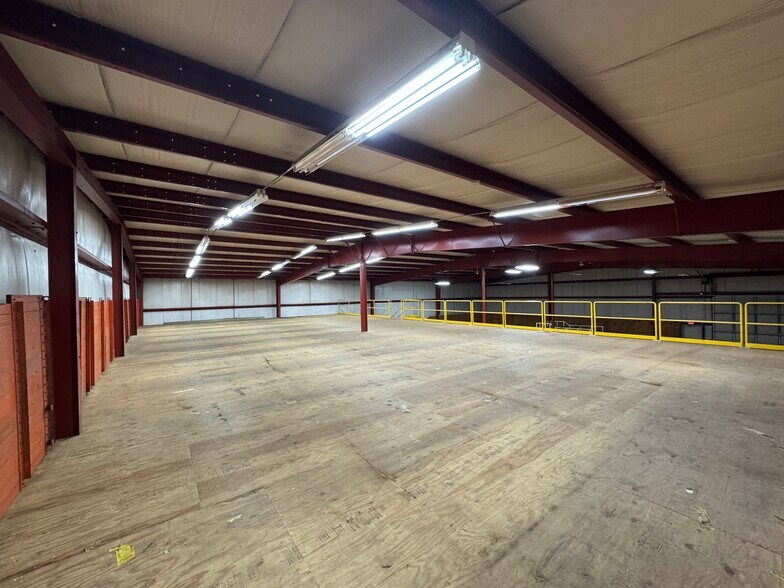7,000SF & 7,500SF Light Industrial portefeuille de 2 propriétés à vendre sur LoopNet.ca - Photo intérieure - Image 2 de 15