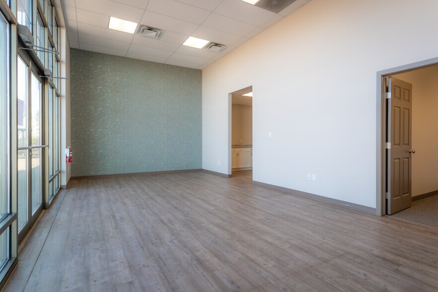 4304 40 Av, Lloydminster, SK à louer - Photo du bâtiment - Image 3 de 26