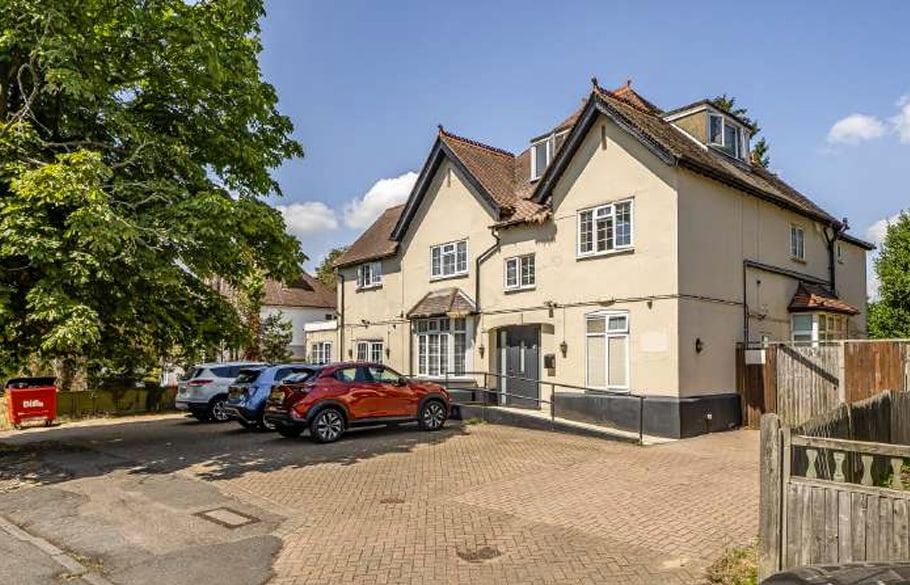 2 Queens Park Rd, Caterham for sale Primary Photo- Image 1 of 3