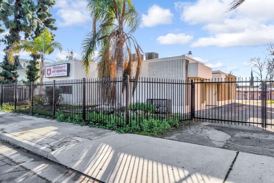 1119 E Shaw Ave, Fresno, CA à louer - Photo du bâtiment - Image 2 de 8