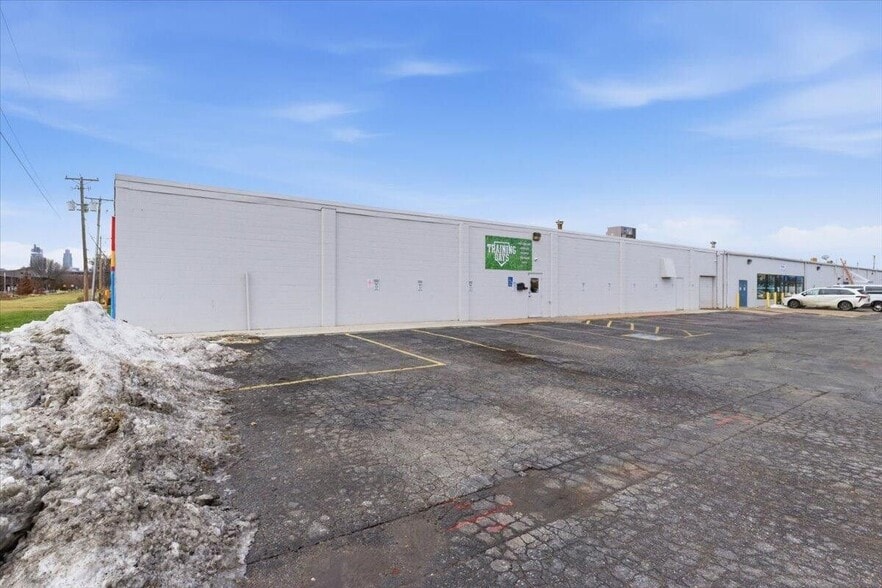 3415 W Broadway, Council Bluffs, IA à louer - Photo du bâtiment - Image 3 de 15