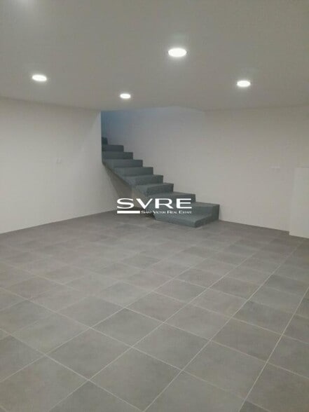 Retail in Marseille for lease - Interior Photo - Image 2 of 9