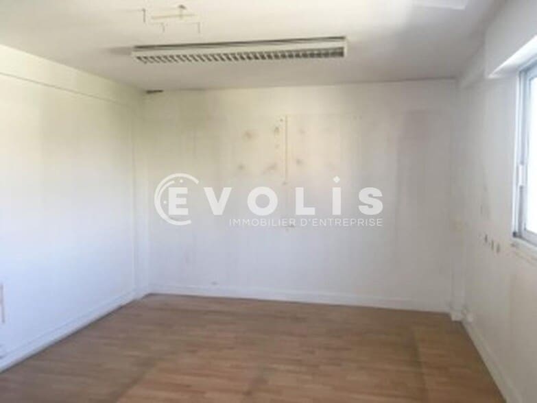Industrial in Orly for lease - Interior Photo - Image 3 of 3