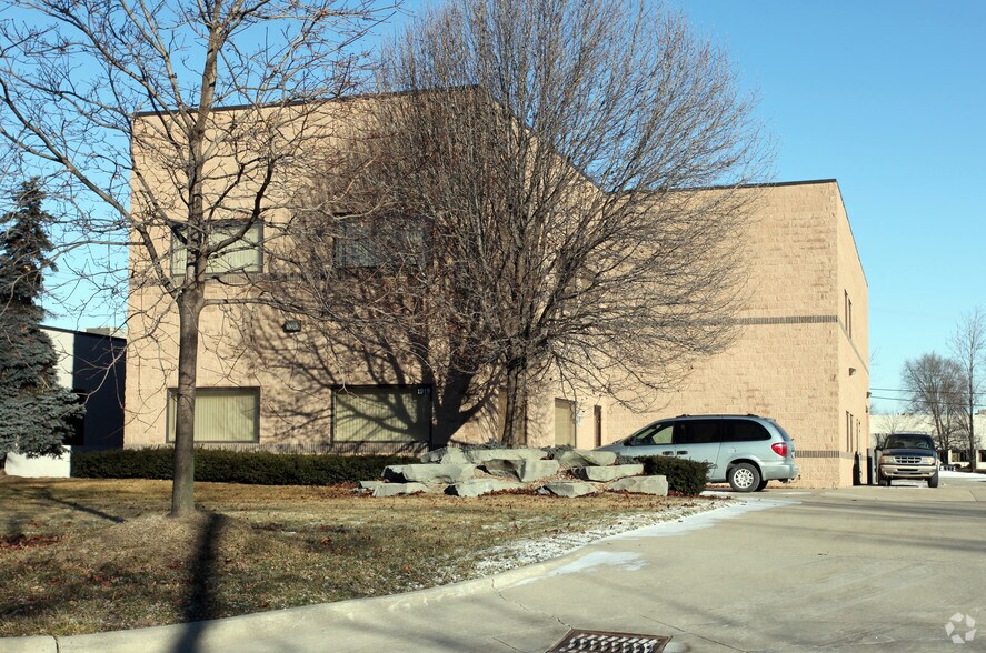 1919 Birchwood Dr, Troy, MI for lease - Building Photo - Image 2 of 2