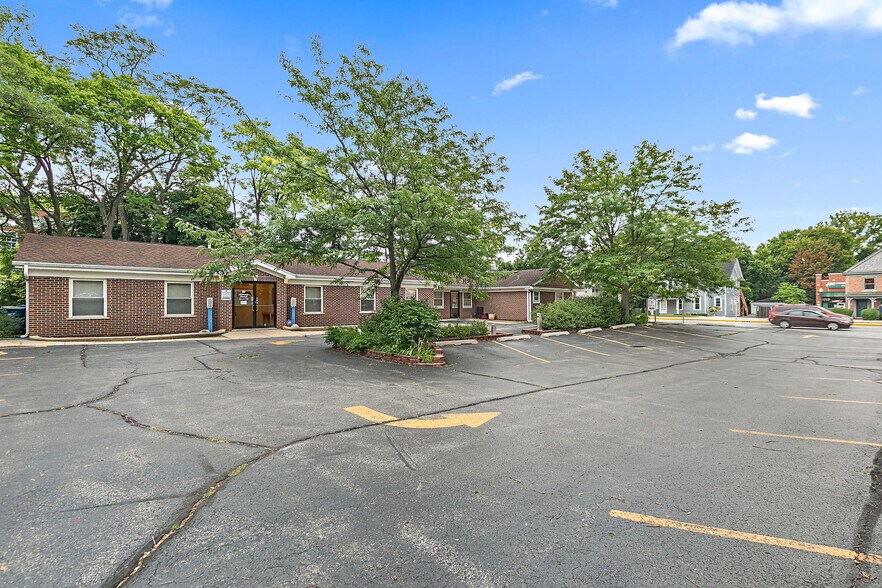 712 W Main St, West Dundee, IL à vendre - Photo du bâtiment - Image 1 de 51