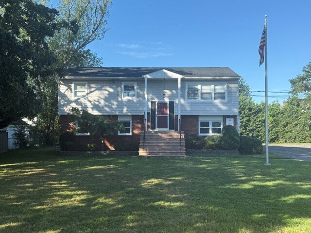 60 Little East Neck Rd, Babylon, NY à louer Photo principale- Image 1 de 3