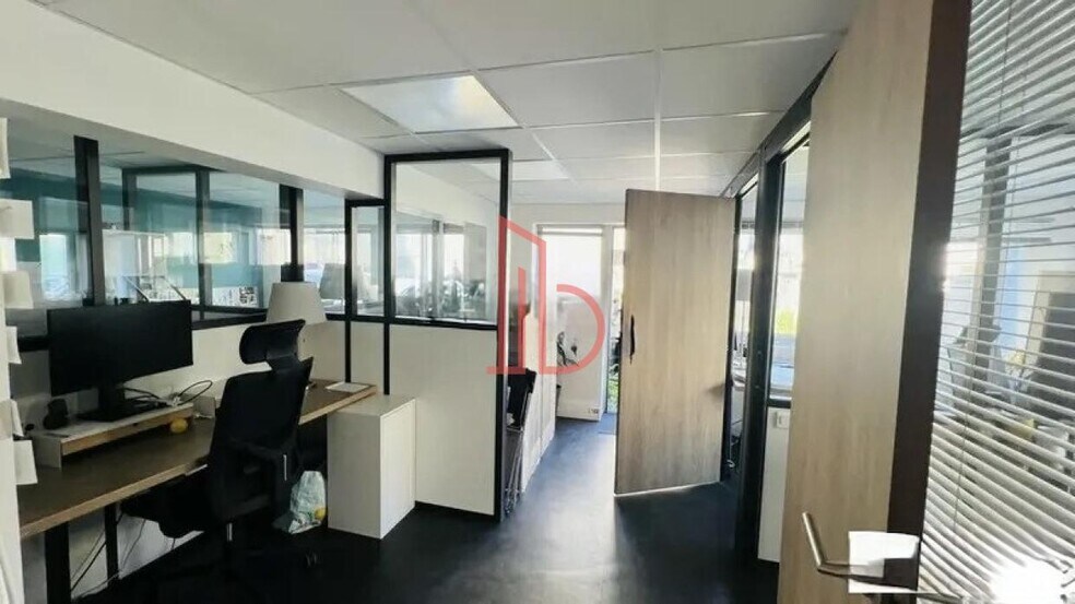 Office in Bordeaux for lease - Interior Photo - Image 3 of 3