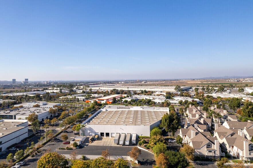 4 Studebaker, Irvine, CA à vendre - Aérien - Image 3 de 8