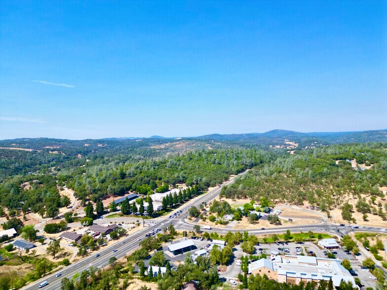 22630 Cameo dr, Grass Valley, CA à vendre - Photo du bâtiment - Image 3 de 8