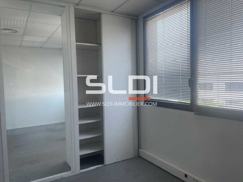 51 Rue Emile Decorps, Villeurbanne for lease - Interior Photo - Image 3 of 8