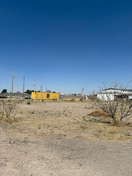 204 S Mesa St, Marfa, TX à vendre - Photo du bâtiment - Image 3 de 4