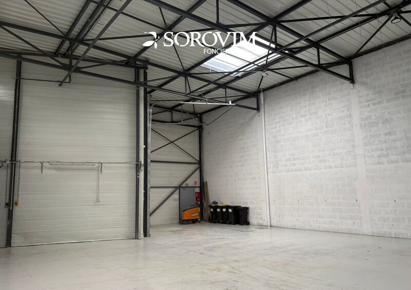 36 Rue Champ Dolin, Saint-Priest for lease - Interior Photo - Image 2 of 7