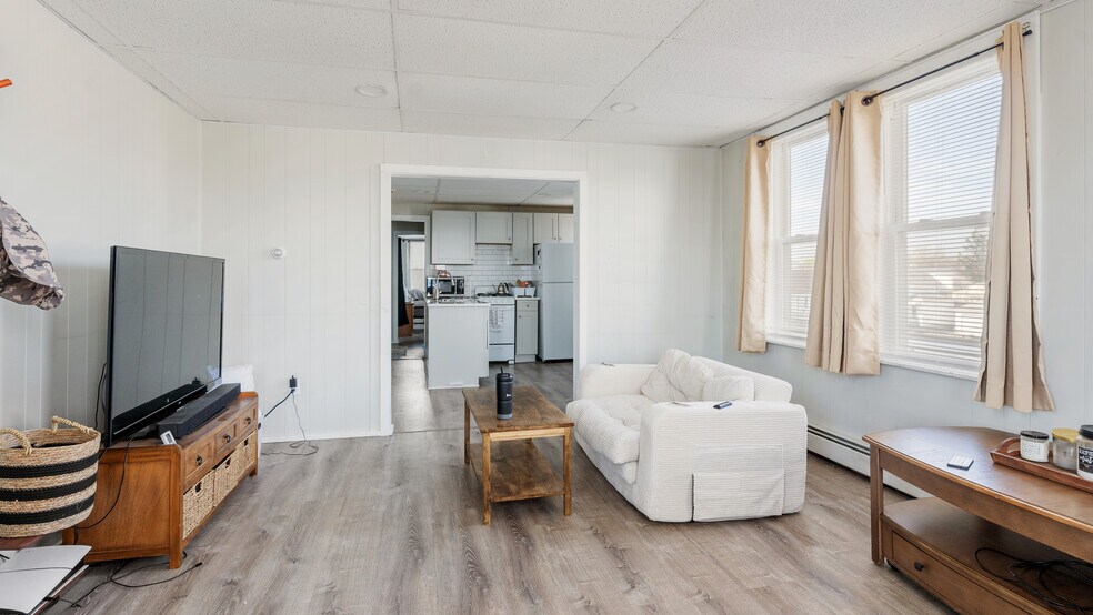 393 Waterman Ave, East Providence, RI à vendre - Photo du bâtiment - Image 3 de 28