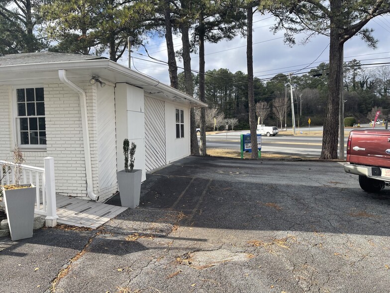 3036 NE Roswell Rd, Marietta, GA à louer - Photo du bâtiment - Image 2 de 9