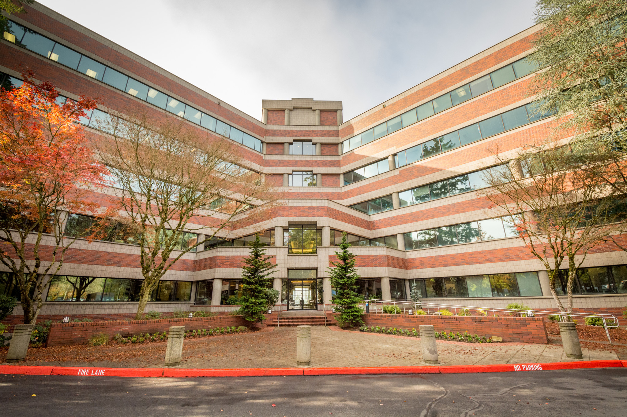 5 Centerpointe Dr, Lake Oswego, OR for lease Building Photo- Image 1 of 10