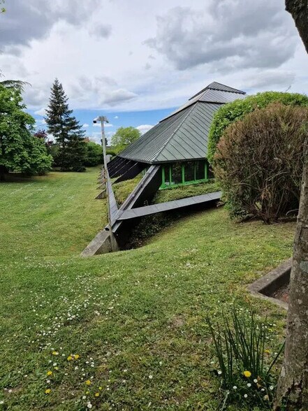 Bureau dans SAINT-OUEN-L'AUMONE à louer - Photo du bâtiment - Image 1 de 8