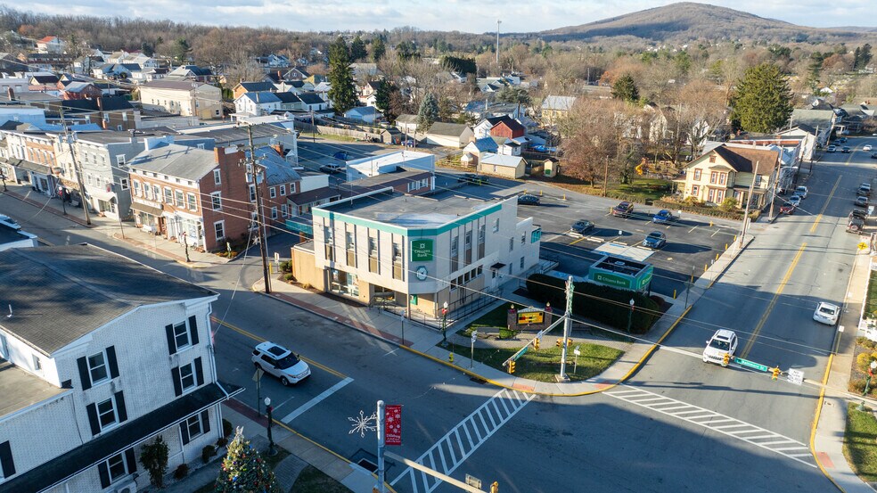 4 S Baltimore St, Dillsburg, PA à louer - Photo du bâtiment - Image 3 de 11