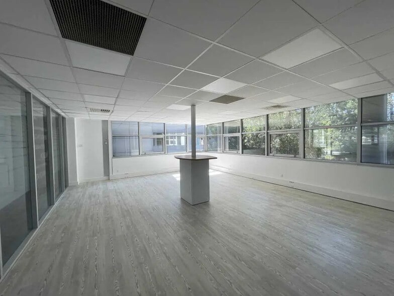 Office in Mérignac for lease - Interior Photo - Image 1 of 8