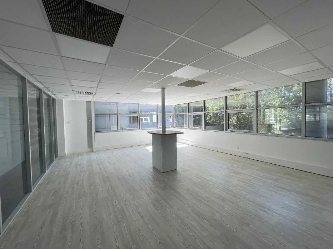 Office in Mérignac for lease Interior Photo- Image 1 of 9