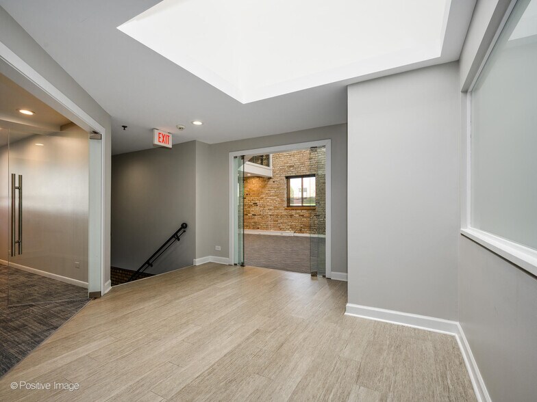 660 LaSalle Pl, Highland Park, IL à louer - Photo du bâtiment - Image 3 de 86