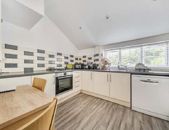 2 Queens Park Rd, Caterham for sale - Interior Photo - Image 2 of 2