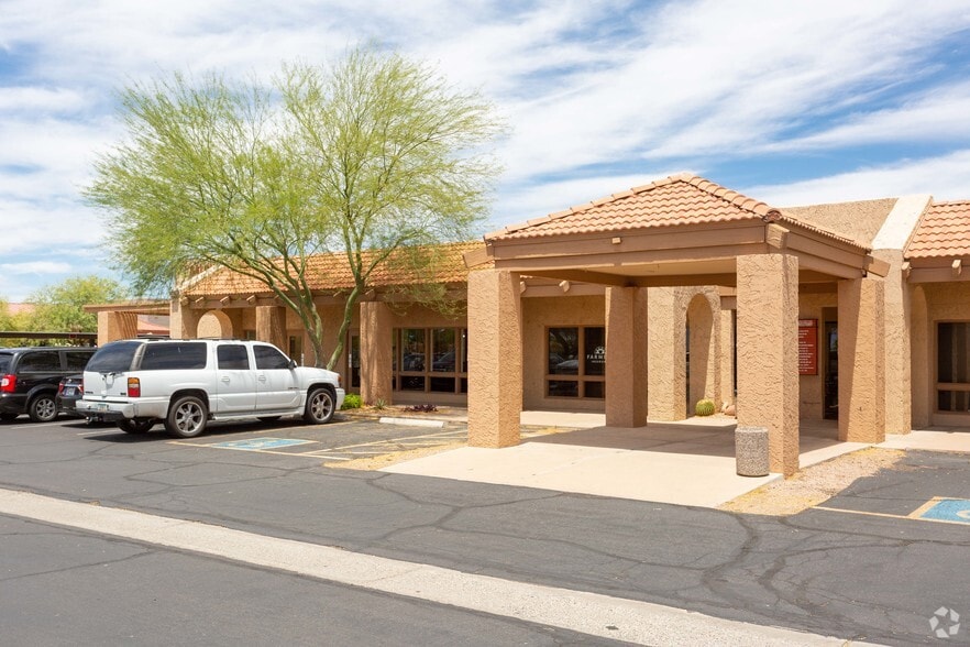501-555 E Plaza Cir, Litchfield Park, AZ for lease - Primary Photo - Image 1 of 7