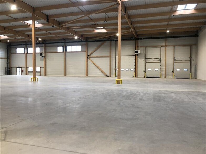 Industrial in Louvres for lease - Interior Photo - Image 3 of 12