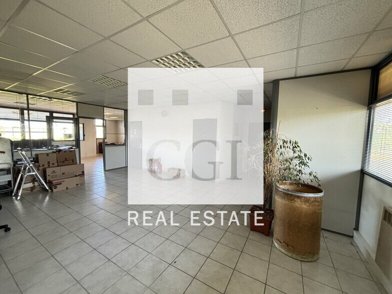 9 Allée Des Tulipiers, Bron for lease - Interior Photo - Image 3 of 6