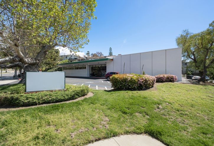 2160 Foothill Blvd, La Cañada Flintridge, CA à louer - Photo du bâtiment - Image 3 de 7