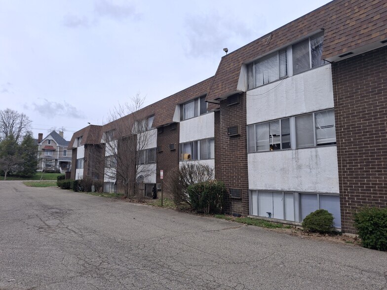 8356 Anthony Wayne Ave, Cincinnati, OH à vendre - Photo du bâtiment - Image 2 de 19