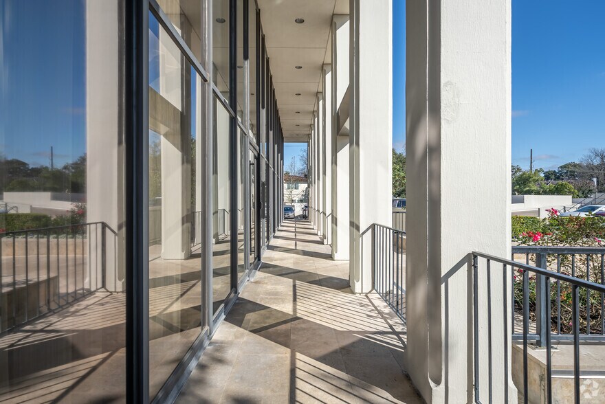 2001 Kirby Dr, Houston, TX à louer - Photo du bâtiment - Image 3 de 24