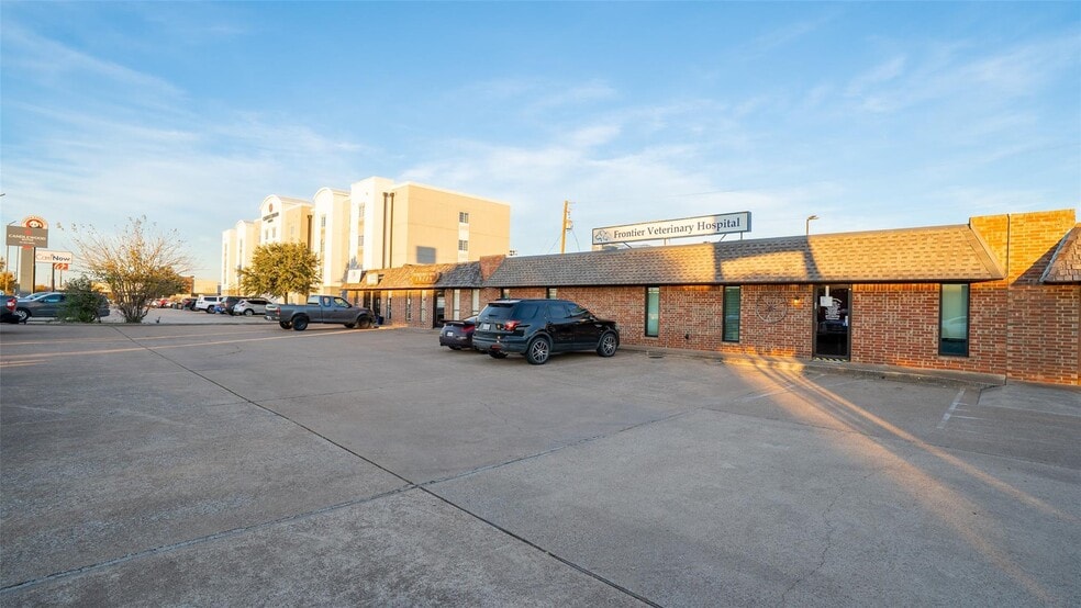 300-324 Jim Wright Fwy, Fort Worth, TX for sale - Building Photo - Image 2 of 8