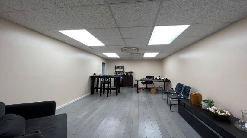 130 W 10th St, Huntington Station, NY à louer - Photo intérieure - Image 2 de 9