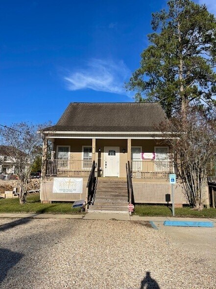 215 North St, Denham Springs, LA à louer - Photo du bâtiment - Image 1 de 27