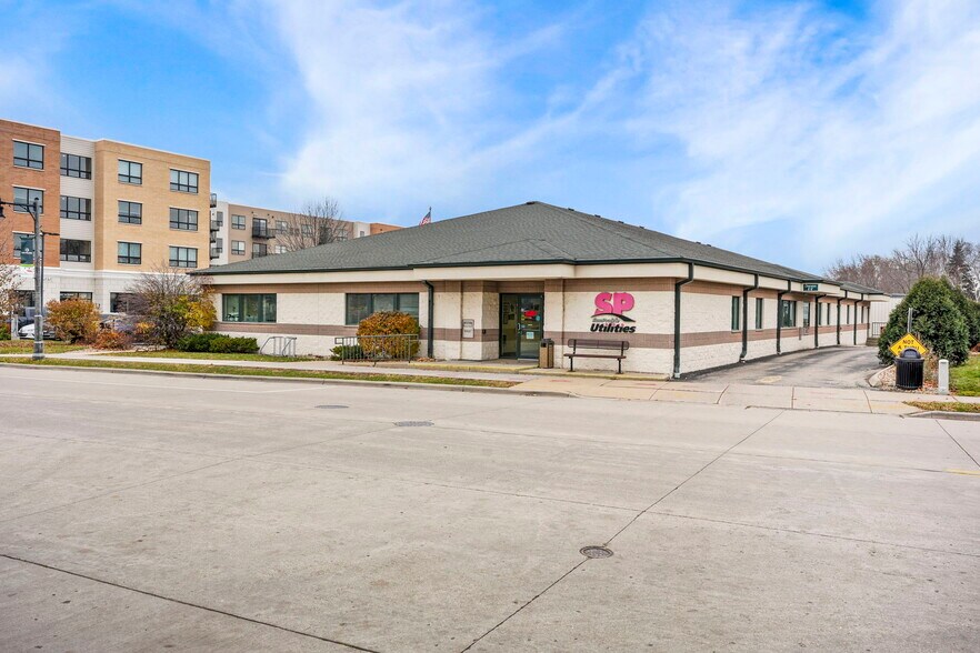125 W Main St, Sun Prairie, WI à vendre - Photo du bâtiment - Image 3 de 8