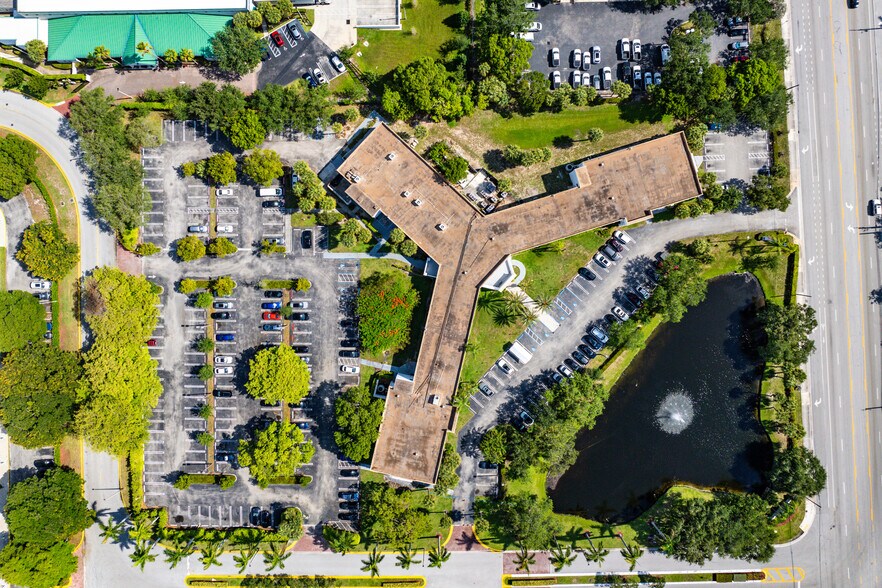 555 S Andrews Ave, Pompano Beach, FL à vendre - Photo du bâtiment - Image 1 de 27