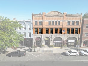 42 W Main St, Riverhead, NY à louer Photo intérieure- Image 1 de 10