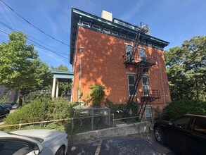 114 Wellington Pl, Cincinnati, OH for lease Interior Photo- Image 2 of 17