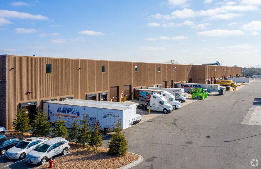 8201 Brooklyn Blvd, Brooklyn Park, MN à louer - Photo du bâtiment - Image 3 de 14