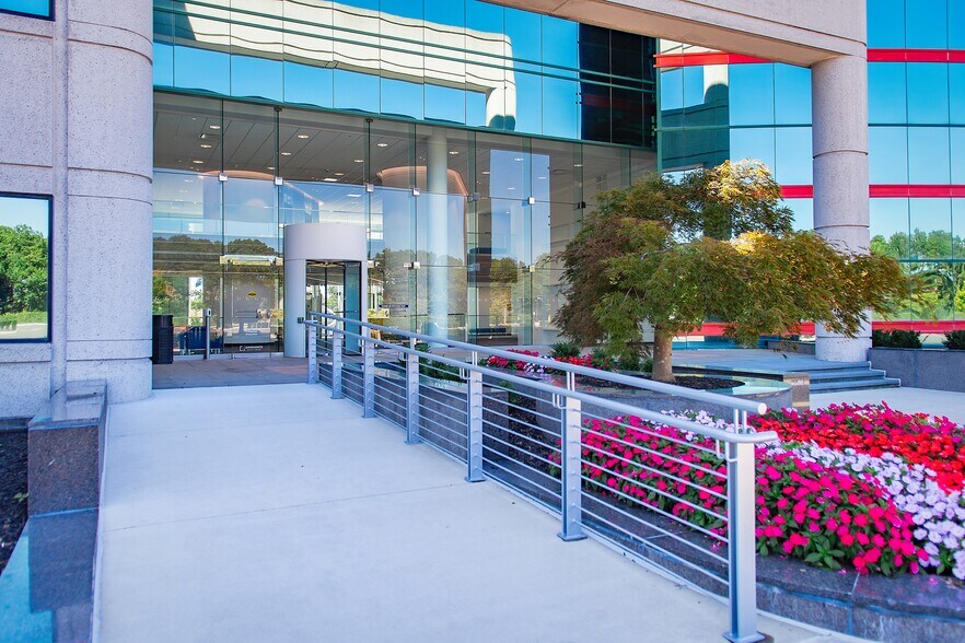 150 Motor Pkwy, Hauppauge, NY à louer - Photo du bâtiment - Image 3 de 18