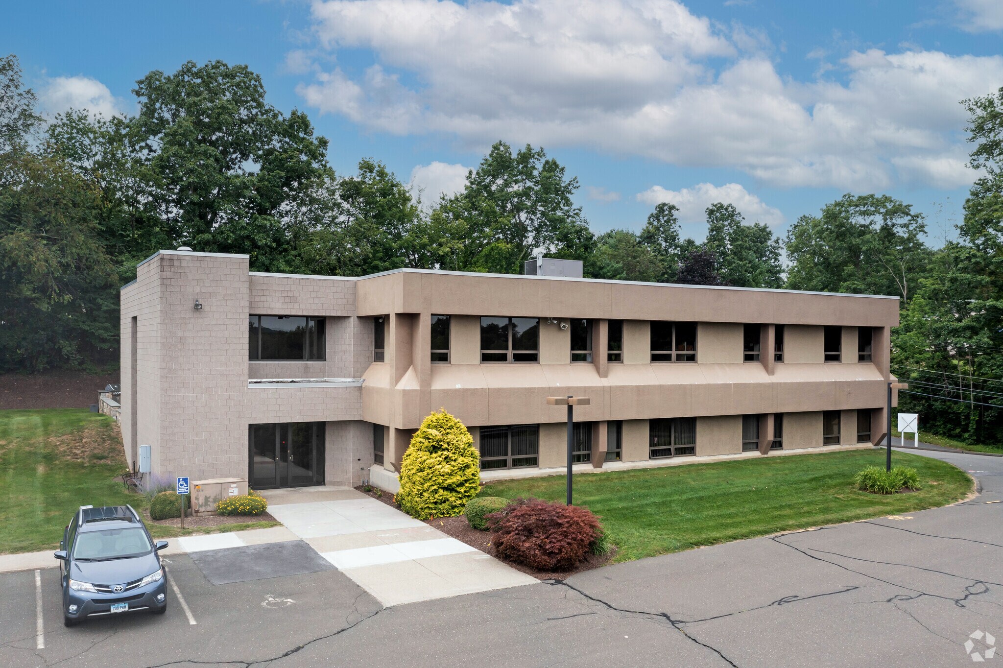 14 Commerce Rd, Newtown, CT à louer Photo du bâtiment- Image 1 de 8