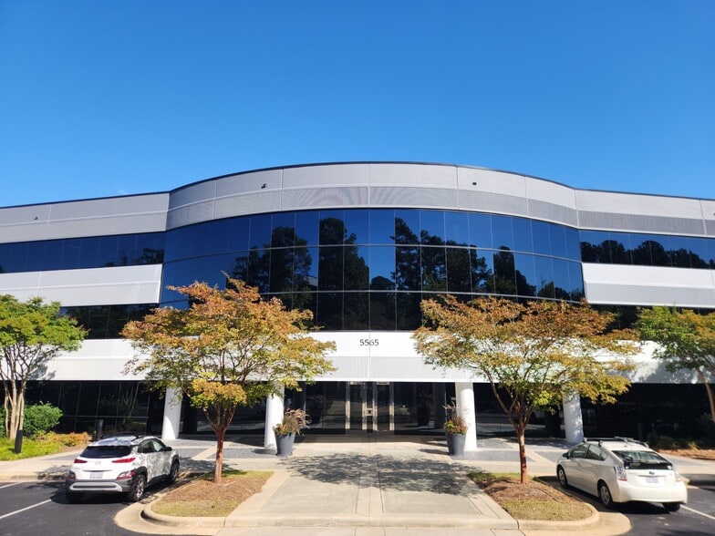 5565 Centerview Dr, Raleigh, NC à louer - Photo du bâtiment - Image 1 de 12