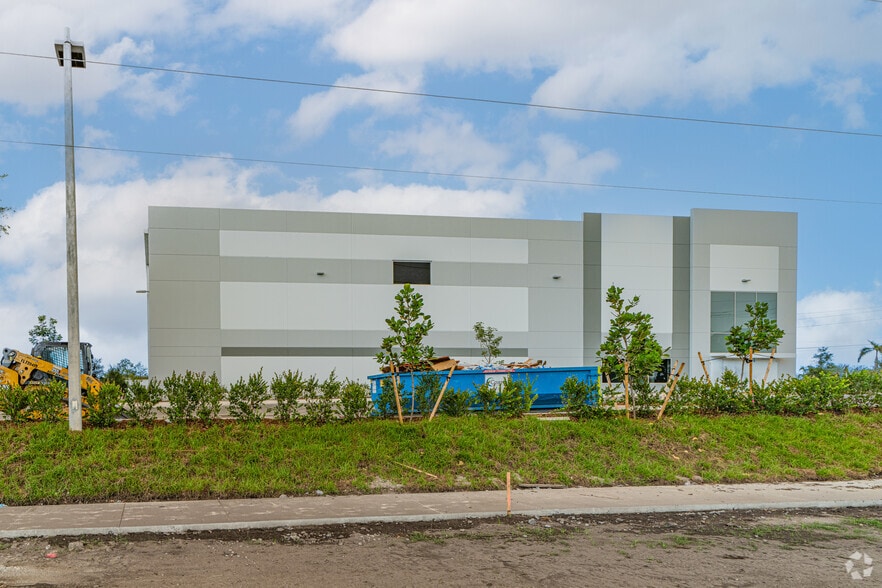 3410 SW 26th Ter, Fort Lauderdale, FL for lease - Building Photo - Image 2 of 3