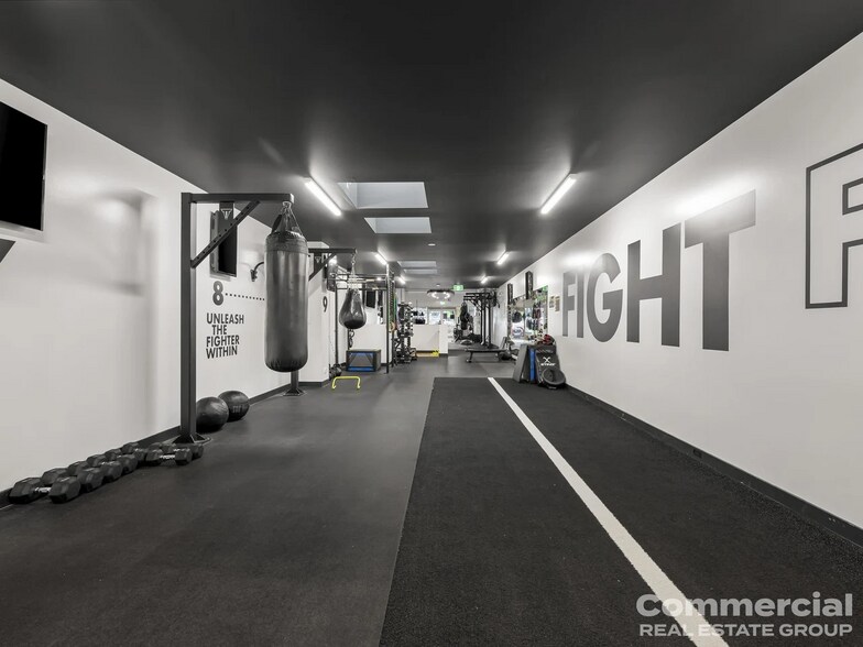 34 Main St, GREENSBOROUGH for sale - Interior Photo - Image 3 of 10