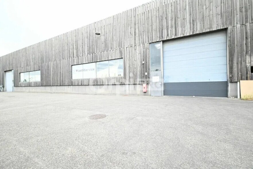 7 Rue Michel Jacquet, Saint-Priest à louer - Photo du bâtiment - Image 3 de 5