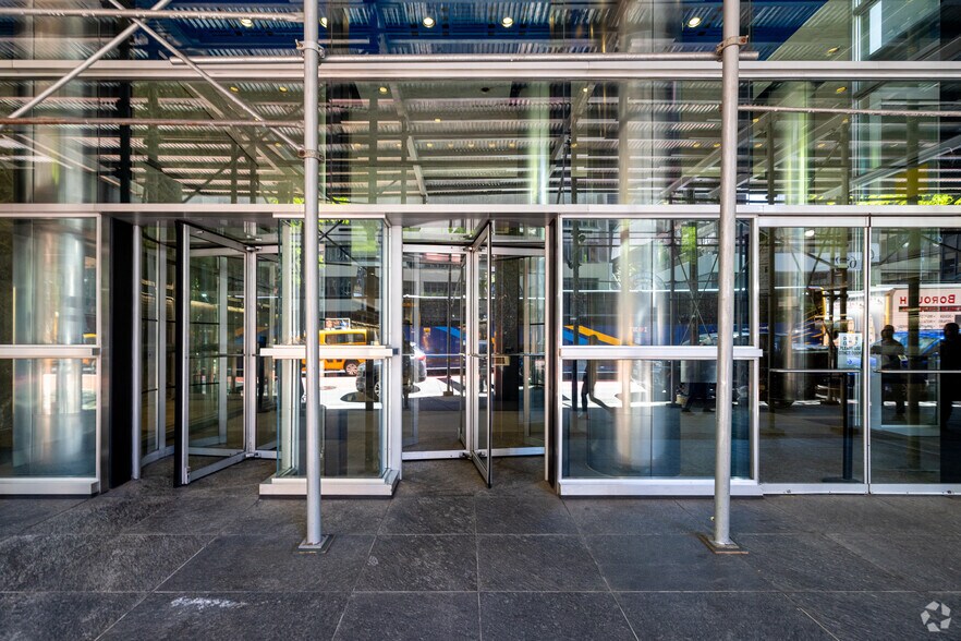 633 Third Ave, New York, NY à louer - Photo du bâtiment - Image 2 de 16