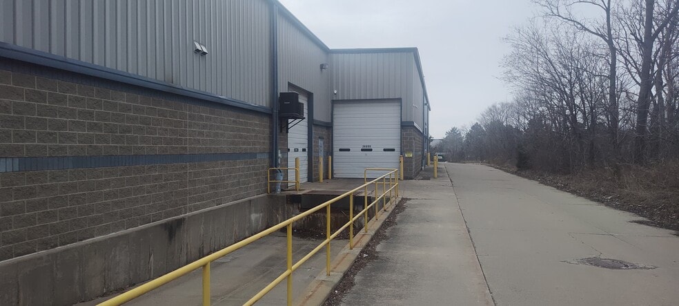 26000-26200 Mound Rd, Warren, MI à louer - Photo du bâtiment - Image 3 de 7